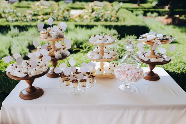 how to plan a wedding dessert table